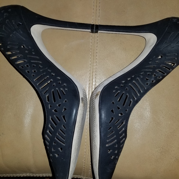 BCBG leather synthetic pump - Picture 5 of 7